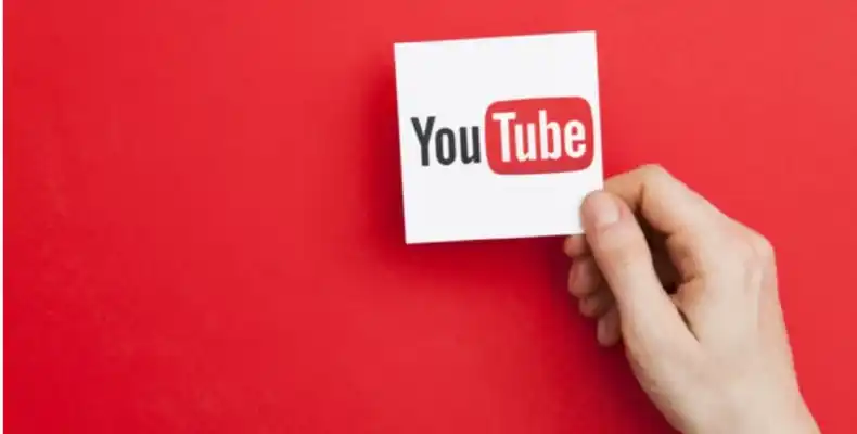 Youtubeのアイコンの写った紙を持っている手